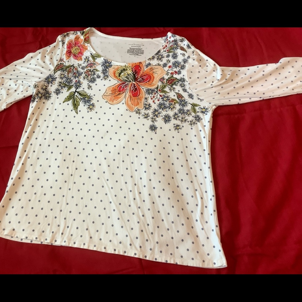 Investments Essentials white floral top with 3/4 length sleeves. Size L
